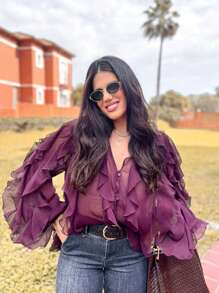 Camisa con volantes en el bajo y diseño de unicolor