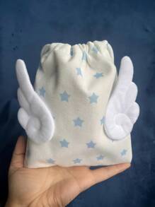 Avec des ailes et des étoiles en peluche mignonnes, sac de rangement multifonction portable pour femme, utilisé pour les serviettes hygiéniques/les soins de la peau/les articles de toilette/la papeterie/les bijoux/le maquillage/les pièces de monnaie. Petits sacs à cordonnet en polyester doux, avec un motif amusant de nuages et d'étoiles (bleu/rose) pour la maison/le bureau fournitures/retour à l'école/vacances anti-poussière/festival.