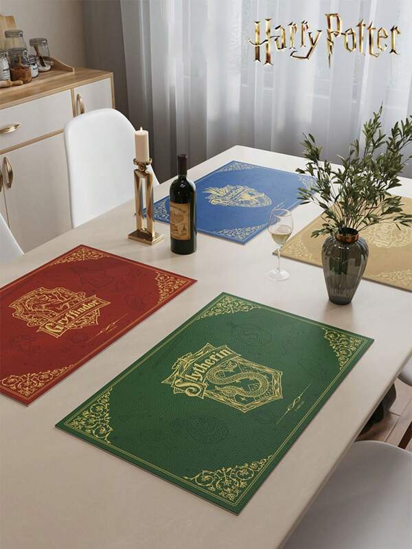 Harry Potter 1 szt. podkładek pod talerze z motywem Akademii Magii ze złotym tłoczeniem, Gryffindor, Slytherin, Hufflepuff, Ravenclaw, Hogwart College, łatwe w czyszczeniu, antypoślizgowe, zmywalne, wodoodporne i odporne na plamy, zmywalne, odpowiednie na stoły jadalne, kuchnie, przyjęcia świąteczne, dekoracje świąteczne, dekoracje do domu, dekoracje sceniczne, ochrona biurka, mogą być używane jako prezenty