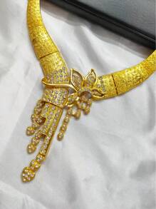 4 pièces Set de bijoux pour femmes avec strass - Collier, Boucles d'oreilles, Bracelet, Bague - Accessoires élégants pour mariage, fête, anniversaire, festival, port quotidien, idéal pour les mariées européennes, africaines, du Moyen-Orient et de Dubaï