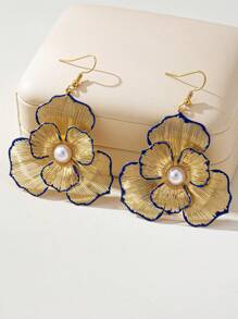 1 Pair Of Fashionable And Creative Large Flower Alloy Earrings Suitable For Daily Commuting