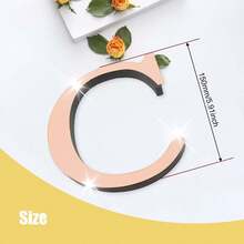 玫瑰金字母墙贴 A-Z - 单个字母高度 10cm/15cm/20cm，亚克力镜面，带 1cm 厚泡沫背衬。双层设计呈现 3D 立体效果；单层设计更显简约。自带背胶，可粘贴于墙面或玻璃上。撕下保护膜即可展现镜面效果。