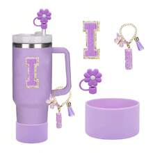 Set de 4 accesorios para tazas con la letra A - 1 tapa de pajita, 1 colgante con la letra A, 1 base protectora de silicona para tazas, 1 etiqueta con la letra A para tazas, regalo sorpresa festivo