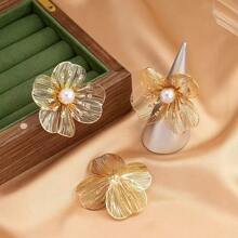 1 Set de Joyas con Diseño Floral 3D en Tono Dorado que incluye Aretes, Collar y Anillo