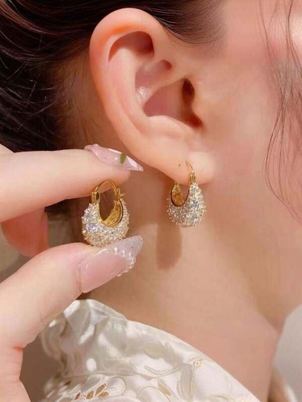 1 Pair Of Sophisticated, Delicate And Charming Hoop Earrings For Women. Exquisite, Sparkling Micro-Inlaid Zirconia Hoop Earrings With Unique Design. Versatile And Elegant Earrings, Suitable As Gift For Mother, Friends Or Holiday