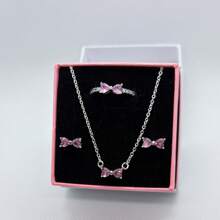 3 PC Ensemble de bijoux en 3 pièces multicolores avec nœud papillon, les plus récents de 2025. Une paire de boucles d'oreilles en argent, une bague en argent et un collier en argent fabriqués à partir de matériaux hypoallergéniques, ornés de diamants taille brillant étincelants et d'éléments de nœud papillon rouge passionné, avec des ornements de diamants en forme de cœur simples mais élégants. Parfait pour les anniversaires, les cadeaux, les fêtes de vacances et le port quotidien - Idéal pour les symboles d'amour/ à durée limitée