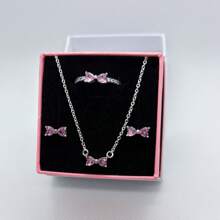 3 PC Ensemble de bijoux en 3 pièces multicolores avec nœud papillon, les plus récents de 2025. Une paire de boucles d'oreilles en argent, une bague en argent et un collier en argent fabriqués à partir de matériaux hypoallergéniques, ornés de diamants taille brillant étincelants et d'éléments de nœud papillon rouge passionné, avec des ornements de diamants en forme de cœur simples mais élégants. Parfait pour les anniversaires, les cadeaux, les fêtes de vacances et le port quotidien - Idéal pour les symboles d'amour/ à durée limitée