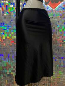 Conjunto satinado de falda midi con top asimétrico y detalle de corbata - Negro - Ver 5