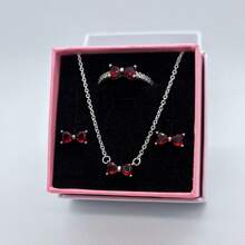 3 PC Ensemble de bijoux en 3 pièces multicolores avec nœud papillon, les plus récents de 2025. Une paire de boucles d'oreilles en argent, une bague en argent et un collier en argent fabriqués à partir de matériaux hypoallergéniques, ornés de diamants taille brillant étincelants et d'éléments de nœud papillon rouge passionné, avec des ornements de diamants en forme de cœur simples mais élégants. Parfait pour les anniversaires, les cadeaux, les fêtes de vacances et le port quotidien - Idéal pour les symboles d'amour/ à durée limitée