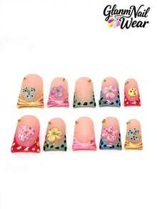 10 أظافر مصنوعة يدويًا على شكل منقار البط. بأسلوب حلو، تأخذ درجات اللون الوردي الناعم كلون رئيسي. بعض الأظافر مزينة بزهور ملونة ثلاثية الأبعاد، بينما يتم تطابق البعض الآخر مع أنماط نقاط وخطوط، مزينة بمسامير ذهبية صغيرة. تستخدم الألوان درجات الماكرون مثل الوردي والأصفر والأزرق والأخضر