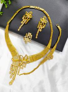 4 pièces Set de bijoux pour femmes avec strass - Collier, Boucles d'oreilles, Bracelet, Bague - Accessoires élégants pour mariage, fête, anniversaire, festival, port quotidien, idéal pour les mariées européennes, africaines, du Moyen-Orient et de Dubaï