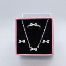 3 PC Ensemble de bijoux en 3 pièces multicolores avec nœud papillon, les plus récents de 2025. Une paire de boucles d'oreilles en argent, une bague en argent et un collier en argent fabriqués à partir de matériaux hypoallergéniques, ornés de diamants taille brillant étincelants et d'éléments de nœud papillon rouge passionné, avec des ornements de diamants en forme de cœur simples mais élégants. Parfait pour les anniversaires, les cadeaux, les fêtes de vacances et le port quotidien - Idéal pour les symboles d'amour/ à durée limitée