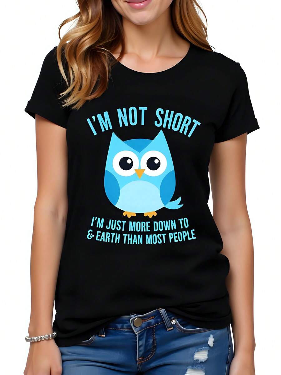 Camiseta negra de mujer con estampado de búho "I'm Not Short, I'm Just More Down to Earth", 180g de algodón, cuello redondo, manga corta, cómoda y casual, ideal para el día a día o regalo divertido. - Negro - Ver 1