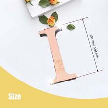 玫瑰金字母墙贴 A-Z - 单个字母高度 10cm/15cm/20cm，亚克力镜面，带 1cm 厚泡沫背衬。双层设计呈现 3D 立体效果；单层设计更显简约。自带背胶，可粘贴于墙面或玻璃上。撕下保护膜即可展现镜面效果。