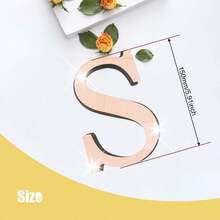玫瑰金字母墙贴 A-Z - 单个字母高度 10cm/15cm/20cm，亚克力镜面，带 1cm 厚泡沫背衬。双层设计呈现 3D 立体效果；单层设计更显简约。自带背胶，可粘贴于墙面或玻璃上。撕下保护膜即可展现镜面效果。