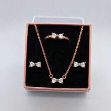3 PC Ensemble de bijoux en 3 pièces multicolores avec nœud papillon, les plus récents de 2025. Une paire de boucles d'oreilles en argent, une bague en argent et un collier en argent fabriqués à partir de matériaux hypoallergéniques, ornés de diamants taille brillant étincelants et d'éléments de nœud papillon rouge passionné, avec des ornements de diamants en forme de cœur simples mais élégants. Parfait pour les anniversaires, les cadeaux, les fêtes de vacances et le port quotidien - Idéal pour les symboles d'amour/ à durée limitée