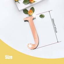 玫瑰金字母墙贴 A-Z - 单个字母高度 10cm/15cm/20cm，亚克力镜面，带 1cm 厚泡沫背衬。双层设计呈现 3D 立体效果；单层设计更显简约。自带背胶，可粘贴于墙面或玻璃上。撕下保护膜即可展现镜面效果。