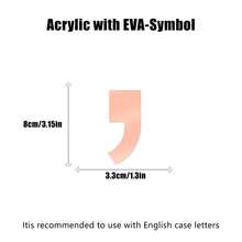 玫瑰金字母墙贴 A-Z - 单个字母高度 10cm/15cm/20cm，亚克力镜面，带 1cm 厚泡沫背衬。双层设计呈现 3D 立体效果；单层设计更显简约。自带背胶，可粘贴于墙面或玻璃上。撕下保护膜即可展现镜面效果。