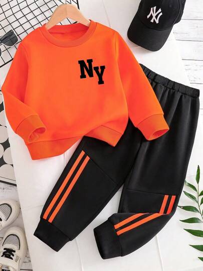 Conjunto de sudadera de cuello redondo cálida con gráfico de letras y pantalones de chándal con ribete de contraste para niños preadolescentes