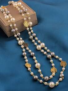 1 pièce Collier long de perles pour femmes, chaîne polyvalente multi-couches pour pull, avec un motif floral creux de Camélia, accessoire élégant de mode pour soirée