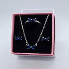 3 PC Ensemble de bijoux en 3 pièces multicolores avec nœud papillon, les plus récents de 2025. Une paire de boucles d'oreilles en argent, une bague en argent et un collier en argent fabriqués à partir de matériaux hypoallergéniques, ornés de diamants taille brillant étincelants et d'éléments de nœud papillon rouge passionné, avec des ornements de diamants en forme de cœur simples mais élégants. Parfait pour les anniversaires, les cadeaux, les fêtes de vacances et le port quotidien - Idéal pour les symboles d'amour/ à durée limitée