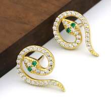 1 par de brincos de prata esterlina 925 com cobra dourada e strass e esmeralda, apresentando a combinação perfeita de luxo e elegância, brincos minimalistas de cobra