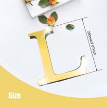 金色字母 A-Z 墙贴 - 单个字母高度 10cm/15cm/20cm，亚克力镜面材质，带 1cm 厚泡沫背衬。双层设计带来更佳的 3D 立体效果；单层设计外观更简洁。自带背胶，可粘贴于墙面或玻璃上。