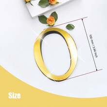 金色字母 A-Z 墙贴 - 单个字母高度 10cm/15cm/20cm，亚克力镜面材质，带 1cm 厚泡沫背衬。双层设计带来更佳的 3D 立体效果；单层设计外观更简洁。自带背胶，可粘贴于墙面或玻璃上。