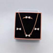 3 PC Ensemble de bijoux en 3 pièces multicolores avec nœud papillon, les plus récents de 2025. Une paire de boucles d'oreilles en argent, une bague en argent et un collier en argent fabriqués à partir de matériaux hypoallergéniques, ornés de diamants taille brillant étincelants et d'éléments de nœud papillon rouge passionné, avec des ornements de diamants en forme de cœur simples mais élégants. Parfait pour les anniversaires, les cadeaux, les fêtes de vacances et le port quotidien - Idéal pour les symboles d'amour/ à durée limitée