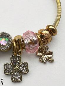 Pulsera con charms de acero inoxidable para mujer, variedad de hermosos charm y pedrería artificial decorativa de lujo multicolor, diseños variados y novedosos, ideal para obsequiar en cualquier ocasión. Te llegará una pulsera con diseños de charms y pedrería al azar. - Dorado - Ver 3