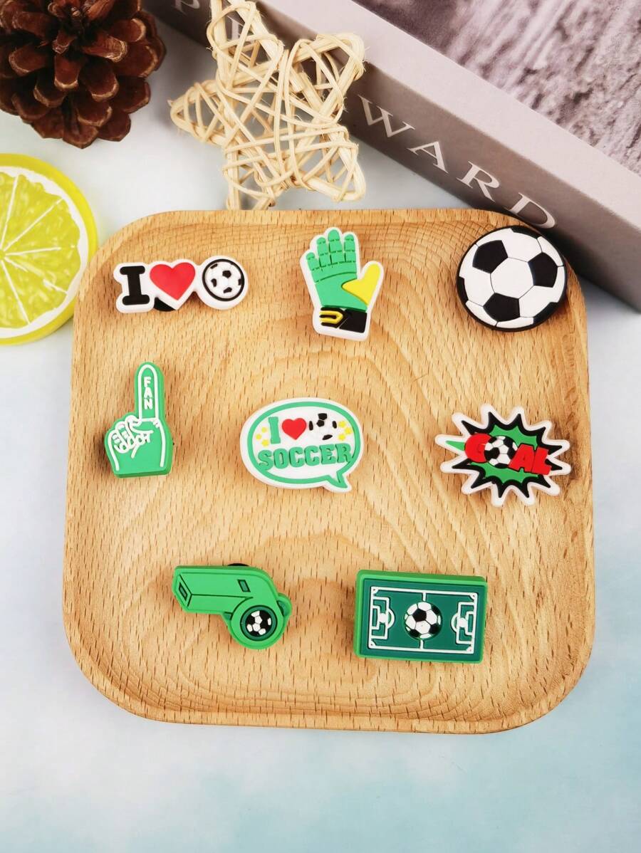 Set de 8 piezas de dijes y accesorios con tema de fútbol de dibujos animados para sandalias y pulseras, regalos DIY para decorar chanclas y teléfonos para fans del fútbol, adecuado para cumpleaños y festividades