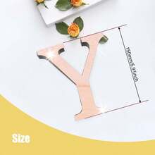 玫瑰金字母墙贴 A-Z - 单个字母高度 10cm/15cm/20cm，亚克力镜面，带 1cm 厚泡沫背衬。双层设计呈现 3D 立体效果；单层设计更显简约。自带背胶，可粘贴于墙面或玻璃上。撕下保护膜即可展现镜面效果。