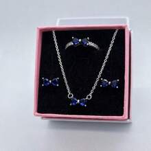 3 PC Ensemble de bijoux en 3 pièces multicolores avec nœud papillon, les plus récents de 2025. Une paire de boucles d'oreilles en argent, une bague en argent et un collier en argent fabriqués à partir de matériaux hypoallergéniques, ornés de diamants taille brillant étincelants et d'éléments de nœud papillon rouge passionné, avec des ornements de diamants en forme de cœur simples mais élégants. Parfait pour les anniversaires, les cadeaux, les fêtes de vacances et le port quotidien - Idéal pour les symboles d'amour/ à durée limitée