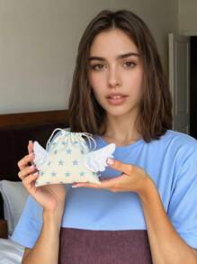 Avec des ailes et des étoiles en peluche mignonnes, sac de rangement multifonction portable pour femme, utilisé pour les serviettes hygiéniques/les soins de la peau/les articles de toilette/la papeterie/les bijoux/le maquillage/les pièces de monnaie. Petits sacs à cordonnet en polyester doux, avec un motif amusant de nuages et d'étoiles (bleu/rose) pour la maison/le bureau fournitures/retour à l'école/vacances anti-poussière/festival.