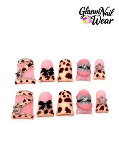 10 قطع من الأظافر الفنية المصنوعة يدويًا بطراز رجعي Y2K، تجمع بين الألوان الأساسية والنقش ثلاثي الأبعاد (الزهور والخرز والترتر والفيونكات والنجوم)، بالإضافة إلى النقاط المرسومة باليد والشرائط النمرية. هذه القطع الفنية للأظافر ليست فقط رائعة وفريدة ولكن أيضًا عصرية ومتينة، مناسبة للنساء والفتيات.