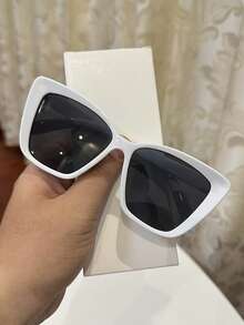 1副休闲女士猫眼大框红色时尚眼镜，适合日常通勤、夏季海滩装扮、夏季海滩度假街头摄影、户外活动和旅行。