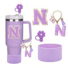 Set de 4 accesorios para tazas con la letra A - 1 tapa de pajita, 1 colgante con la letra A, 1 base protectora de silicona para tazas, 1 etiqueta con la letra A para tazas, regalo sorpresa festivo