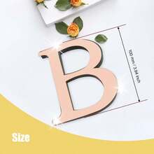 玫瑰金字母墙贴 A-Z - 单个字母高度 10cm/15cm/20cm，亚克力镜面，带 1cm 厚泡沫背衬。双层设计呈现 3D 立体效果；单层设计更显简约。自带背胶，可粘贴于墙面或玻璃上。撕下保护膜即可展现镜面效果。