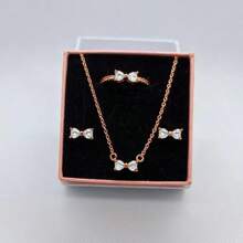 3 PC Ensemble de bijoux en 3 pièces multicolores avec nœud papillon, les plus récents de 2025. Une paire de boucles d'oreilles en argent, une bague en argent et un collier en argent fabriqués à partir de matériaux hypoallergéniques, ornés de diamants taille brillant étincelants et d'éléments de nœud papillon rouge passionné, avec des ornements de diamants en forme de cœur simples mais élégants. Parfait pour les anniversaires, les cadeaux, les fêtes de vacances et le port quotidien - Idéal pour les symboles d'amour/ à durée limitée