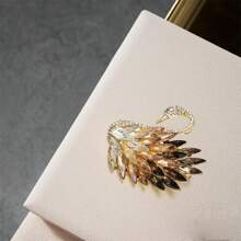 [Lujo de moda] 1 pieza Elegante broche de cisne con rhinestone, alfiler versátil para abrigo, elegante pinza para bufanda, nuevo accesorio de joyería de moda 2025, regalo para la novia