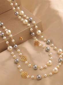 1 pièce Collier long de perles pour femmes, chaîne polyvalente multi-couches pour pull, avec un motif floral creux de Camélia, accessoire élégant de mode pour soirée