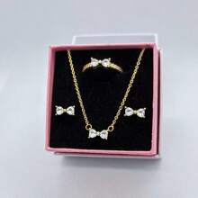 3 PC Ensemble de bijoux en 3 pièces multicolores avec nœud papillon, les plus récents de 2025. Une paire de boucles d'oreilles en argent, une bague en argent et un collier en argent fabriqués à partir de matériaux hypoallergéniques, ornés de diamants taille brillant étincelants et d'éléments de nœud papillon rouge passionné, avec des ornements de diamants en forme de cœur simples mais élégants. Parfait pour les anniversaires, les cadeaux, les fêtes de vacances et le port quotidien - Idéal pour les symboles d'amour/ à durée limitée