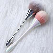 1 pieza Cepillo suave con forma de uña para quitar el polvo con un color holográfico aurora, cepillo de contorno de mango largo para rubor, cerdas suaves adecuado para polvos sueltos o compactos, brocha de maquillaje de fibra de bronce