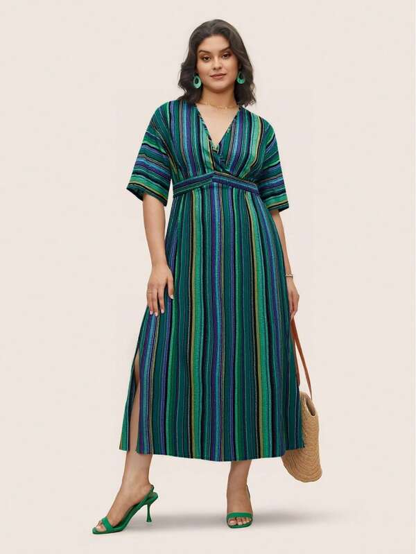 Gestreiftes Oversizedkleid mit Kontrastärmeln, Rüschen, Taschen und Schlitz Große Größen für Damen