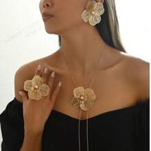 1 Set de Joyas con Diseño Floral 3D en Tono Dorado que incluye Aretes, Collar y Anillo