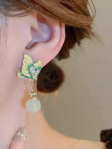 1 par de nuevos pendientes elegantes de mariposa verde retro estilo chino, un regalo de lujo ligero y elegante para mujeres