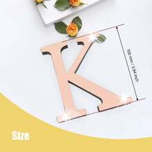 玫瑰金字母墙贴 A-Z - 单个字母高度 10cm/15cm/20cm，亚克力镜面，带 1cm 厚泡沫背衬。双层设计呈现 3D 立体效果；单层设计更显简约。自带背胶，可粘贴于墙面或玻璃上。撕下保护膜即可展现镜面效果。