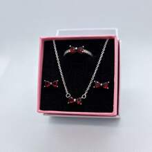 3 PC Ensemble de bijoux en 3 pièces multicolores avec nœud papillon, les plus récents de 2025. Une paire de boucles d'oreilles en argent, une bague en argent et un collier en argent fabriqués à partir de matériaux hypoallergéniques, ornés de diamants taille brillant étincelants et d'éléments de nœud papillon rouge passionné, avec des ornements de diamants en forme de cœur simples mais élégants. Parfait pour les anniversaires, les cadeaux, les fêtes de vacances et le port quotidien - Idéal pour les symboles d'amour/ à durée limitée