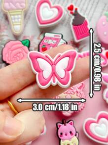 20 pièces de la série "Monde rose", accessoires de chaussures en PVC avec le rose comme couleur principale, avec des éléments tels que des cœurs, des papillons, des glaces, des fraises et des appareil photo, ainsi que des styles de texte "GIRLS". Les couleurs sont douces et sucrées, le style est mignon et ludique, convient pour la décoration de chaussures, transmettant un cœur de fille et une atmosphère romantique.