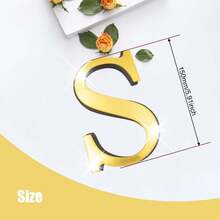 金色字母 A-Z 墙贴 - 单个字母高度 10cm/15cm/20cm，亚克力镜面材质，带 1cm 厚泡沫背衬。双层设计带来更佳的 3D 立体效果；单层设计外观更简洁。自带背胶，可粘贴于墙面或玻璃上。